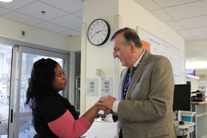 Visite aux soins intensifs – Dr Gfeller rencontre l'infirmière Malaika Horsford