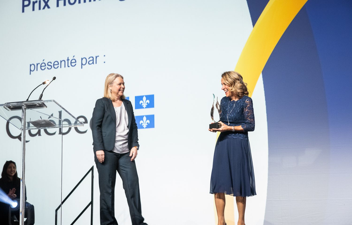 Brigitte Pelletier, secrétaire associée aux emplois supérieurs au MCE remet le prix Hommage à Line Bérubé.