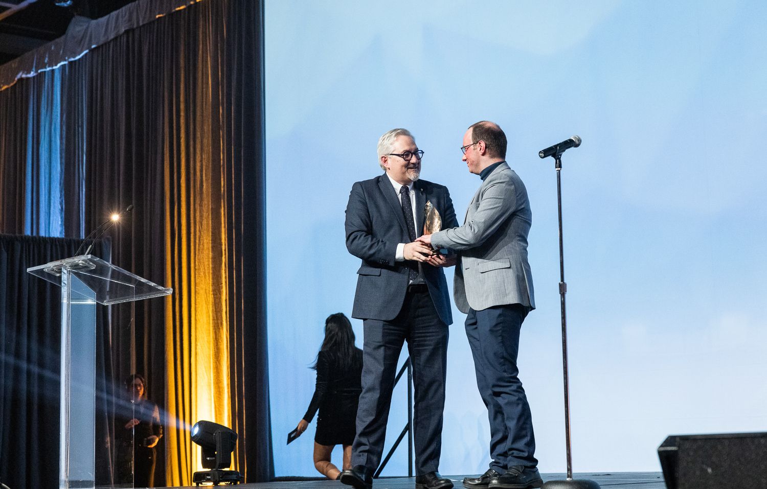 Le lauréat du prix Relève d'excellence, Maxime Boissonneault, en compagnie d'Hugo Cyr, directeur général de l'ENAP, partenaire du prix.
